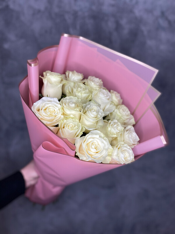 15 белых роз Мондиаль (англ. Rose Mondial)/Цветы луны