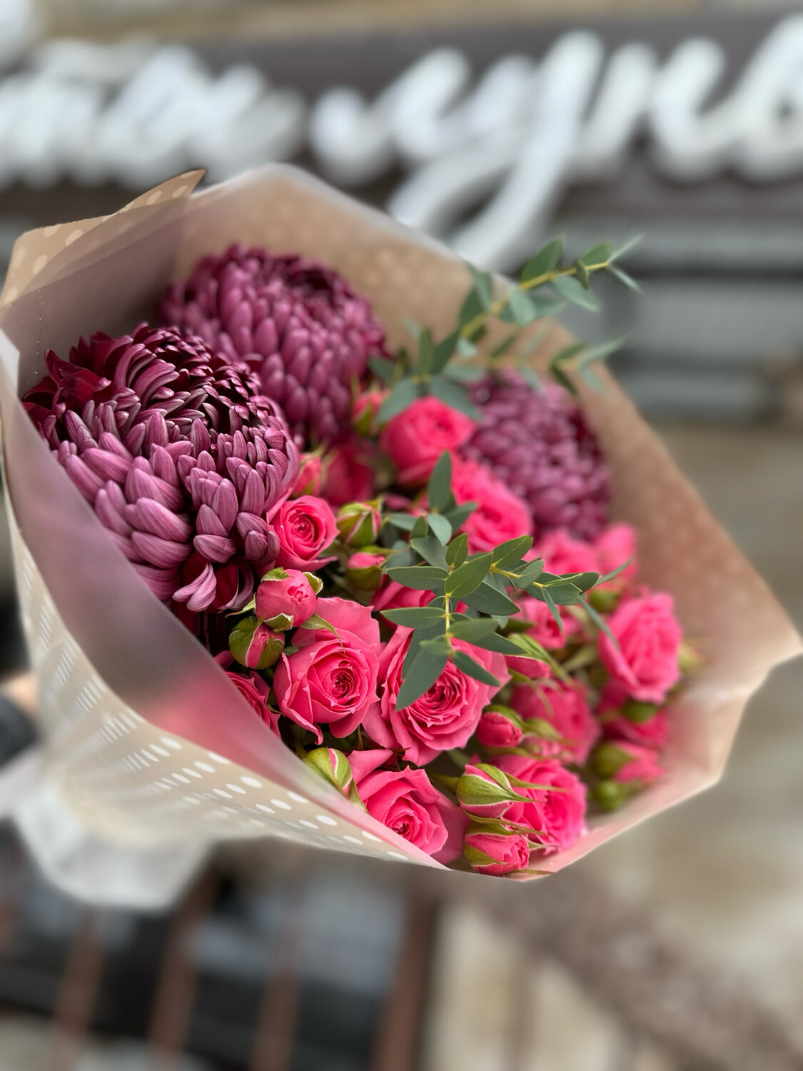 Дуо букет пионовидных роз и хризантем бигуди