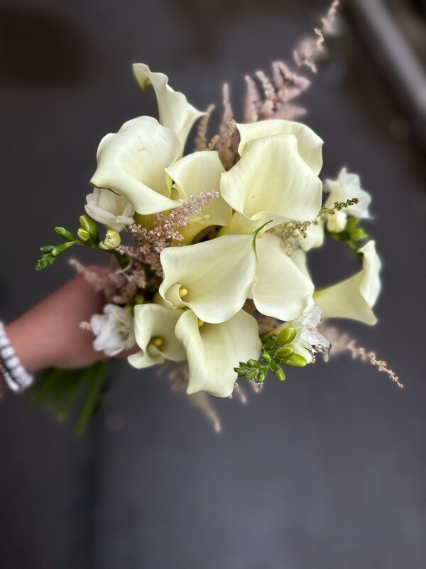 “Свадебный букет из каллы: идеальное дополнение к образу невесты!”