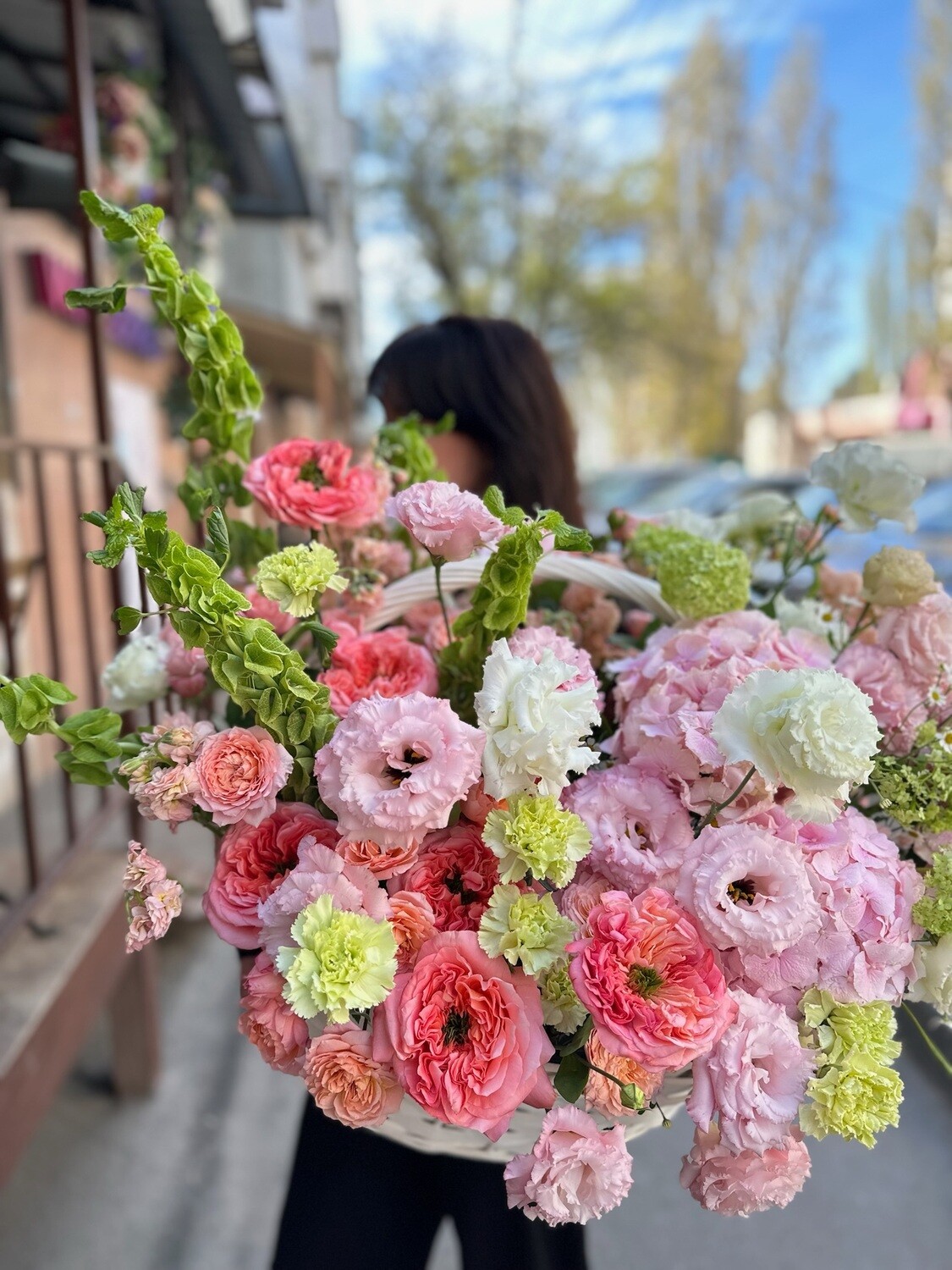 “Солнечное утро в корзине с цветами” с доставкой от магазина Цветы луны"