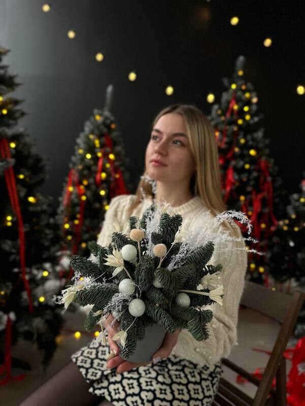 “Новогодняя елочка в кашпо: доставка в Саратове от магазина «Цветы Луны»”