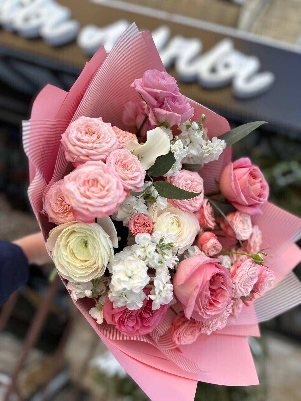 “Метель цветов” в Саратове: авторский букет с доставкой от магазина “Цветы Луны”