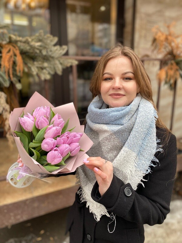 “11 розовых тюльпанов Paradero с доставкой в Саратове – идеальный подарок для любимых!”