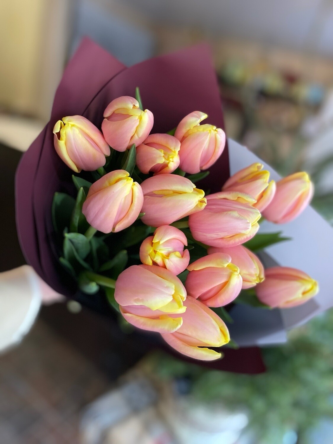 “Букет из 15 тюльпанов Манго Шарм с доставкой по Саратову - удивите своих близких ароматом и красотой фруктовых ноток!”