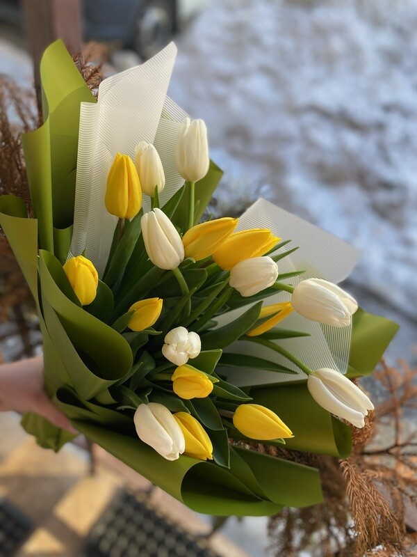 “Букет из 17 тюльпанов Альбатрос и Стронг Голд с доставкой по Саратову - комбинируйте красоту и яркость для ваших близких!”