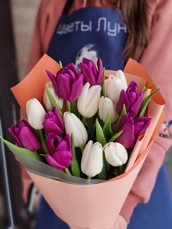 “Букет из 15 тюльпанов Альбатрос и Озон с доставкой по Саратову - покорите сердца близких сочетанием классики и новизны!”