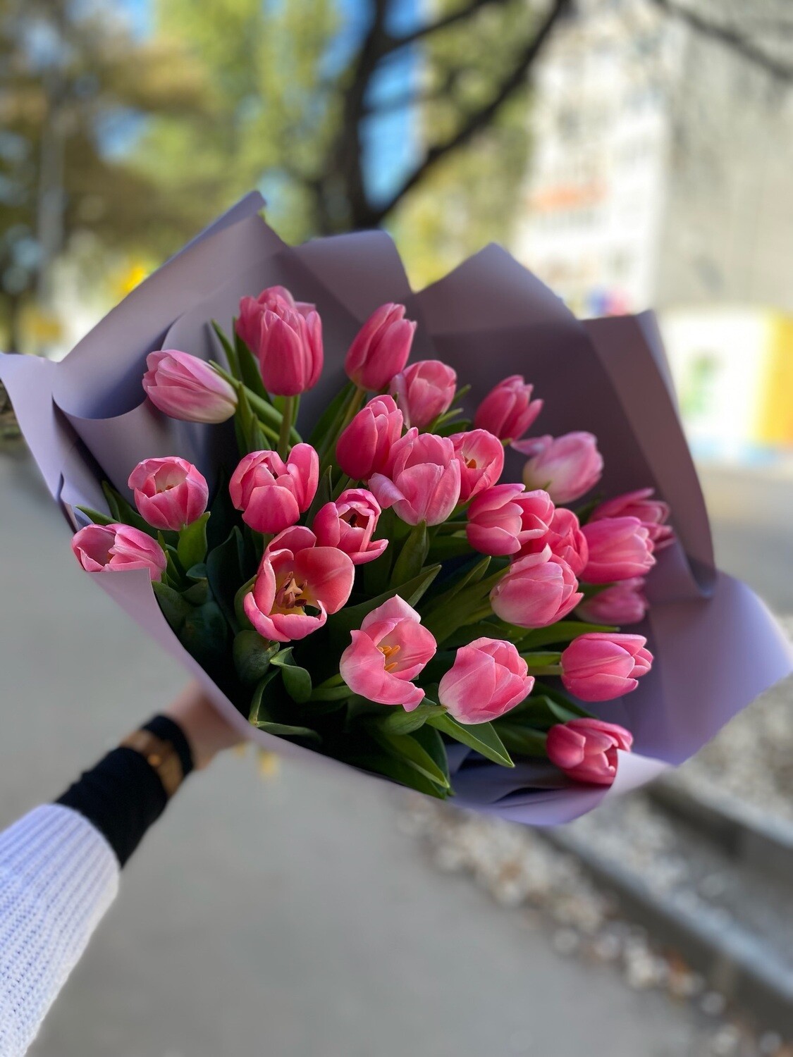 “Букет «25 тюльпанов Непер» с доставкой по Саратову - яркий и неповторимый подарок для ваших любимых!”