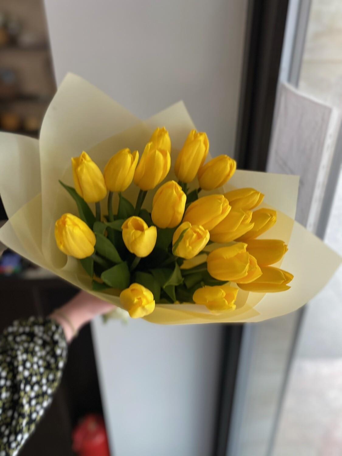 “Букет «19 тюльпанов Стронг Голд» с доставкой по Саратову - солнечный и яркий подарок для ваших близких!”