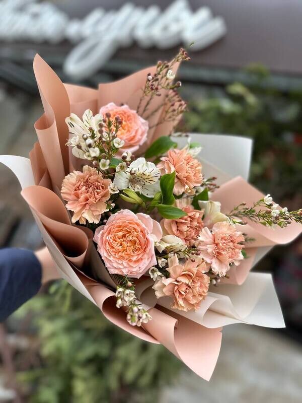 “Саратовский цветочный букет: авторский дизайн, свежесть и доставка от магазина ‘Цветы Луны’”