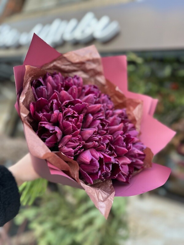 Букет из 25 фиолетовых тюльпанов: подарок для особенных моментов