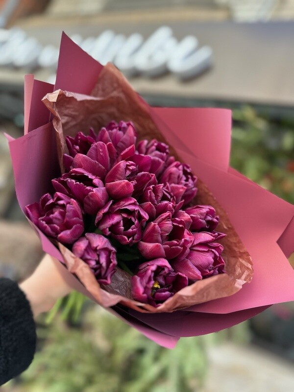 Букет из 15 фиолетовых тюльпанов: подарок для особенных моментов