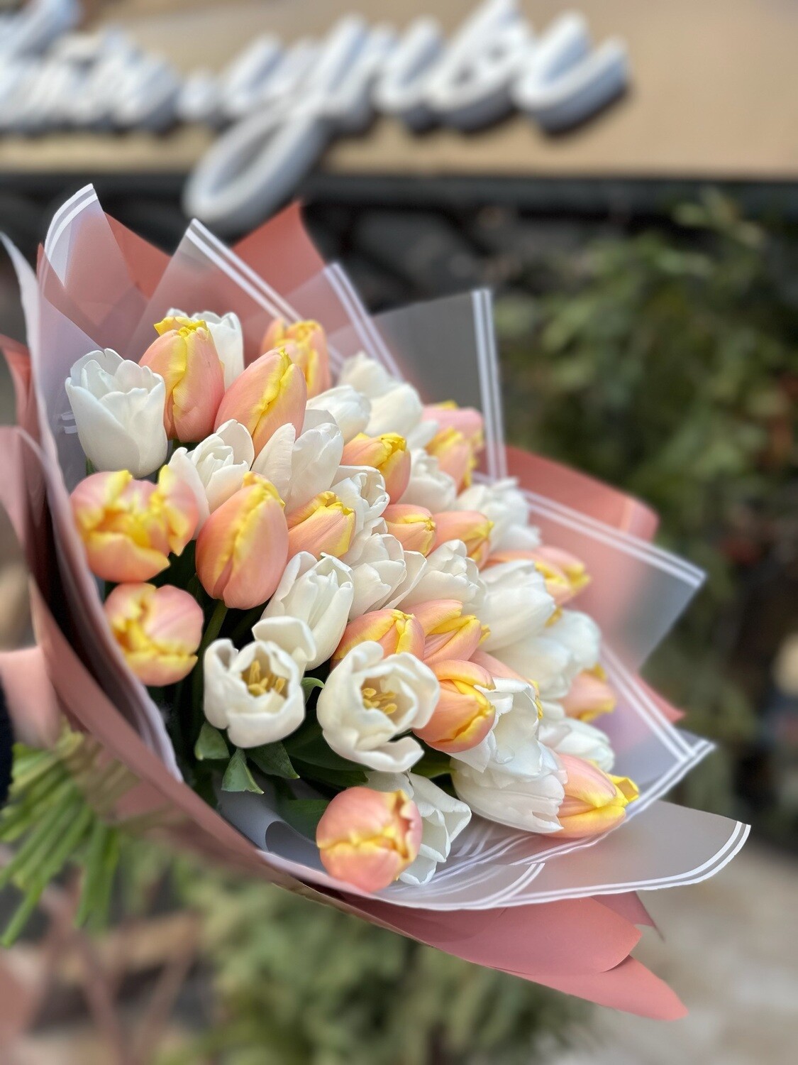 45 магических миксов тюльпанов Альбатрос и Манго Шарм: подарок для тех, кто ценит красоту и гармонию.