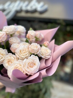 5 кустовых роз Бомбастик с доставкой от “Цветы Луны” в Саратове