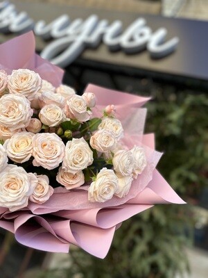 7 кустовых роз “Бомбастик” с доставкой от магазина “Цветы Луны” в Саратове.