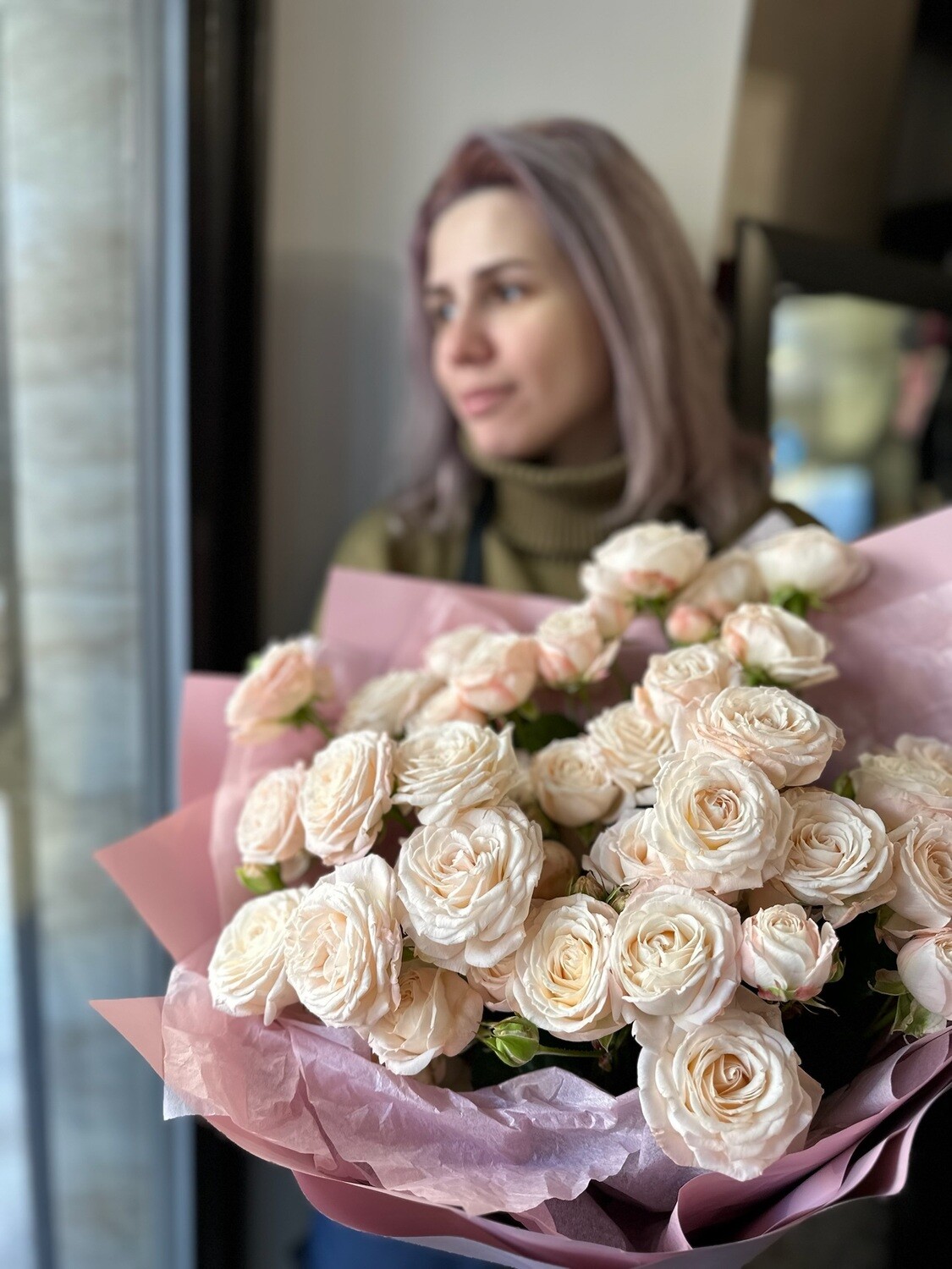 9 кустовых роз “Бомбастик”: свежий и яркий подарок с доставкой от магазина “Цветы луны” в Саратове!