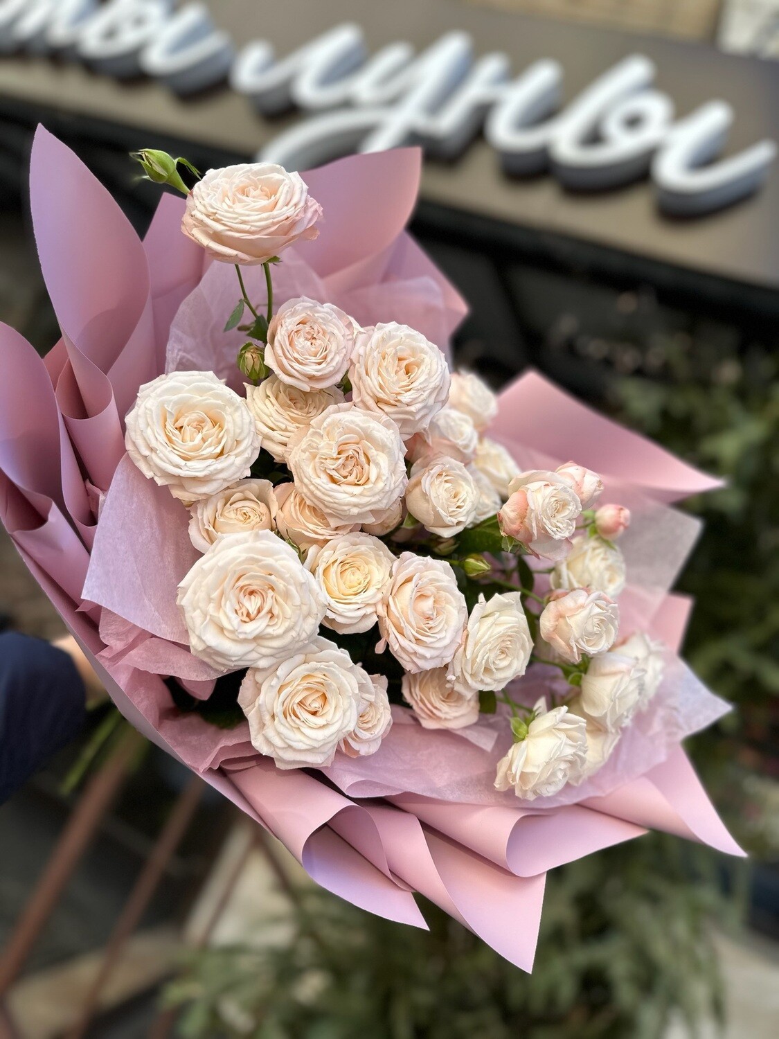 7 кустовых роз “Бомбастик” с доставкой от магазина “Цветы Луны” в Саратове.
