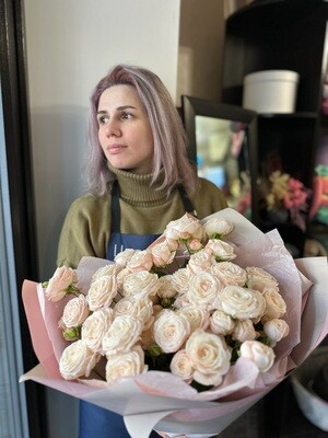 11 кустовых роз “Бомбастик” с доставкой от магазина “Цветы Луны”