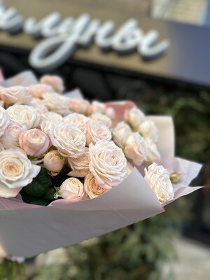 15 кустовых роз “Бомбастик” с доставкой от магазина “Цветы Луны” в Саратове