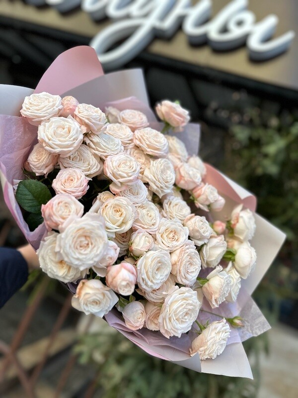 15 кустовых роз “Бомбастик” с доставкой от магазина “Цветы Луны” в Саратове