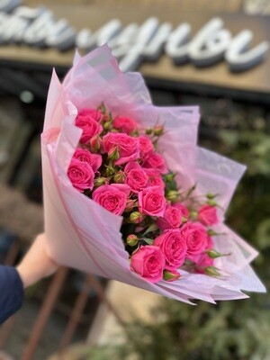 5 кустовых роз “Амур”: свежий и яркий букет с доставкой от магазина “Цветы Луны” в Саратове!