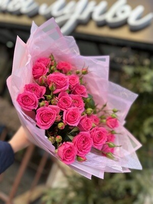5 кустовых роз “Амур”: свежий и яркий букет с доставкой от магазина “Цветы Луны” в Саратове!