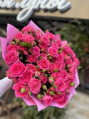 15 кустовых роз “Амур”: яркий и свежий букет с доставкой от магазина “Цветы Луны” в Саратове!