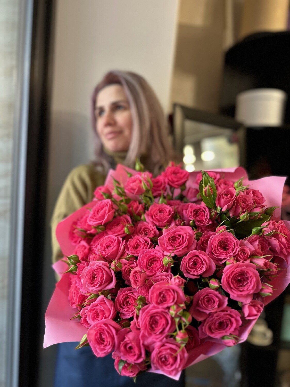 15 кустовых роз “Амур”: яркий и свежий букет с доставкой от магазина “Цветы Луны” в Саратове!