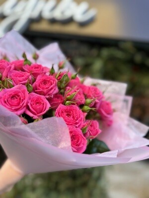 7 кустовых роз “Амур”: свежий и яркий букет с доставкой от магазина “Цветы Луны” в Саратове!