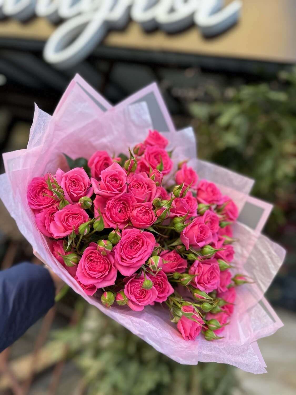 7 кустовых роз “Амур”: свежий и яркий букет с доставкой от магазина “Цветы Луны” в Саратове!