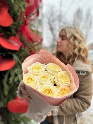 7 роз «Кэндлайт» в упаковке / Цветы луны