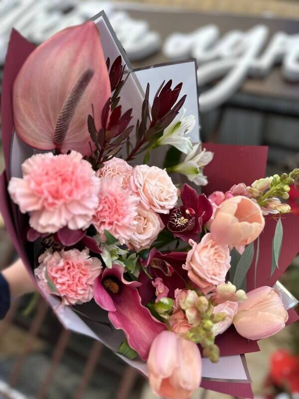 “Цветы для вашего счастья: Бесплатная доставка в Саратове!”