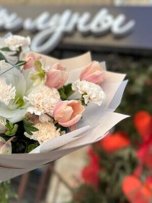 “Неповторимая красота цветов для вашего удовольствия: Бесплатная доставка в Саратове!”