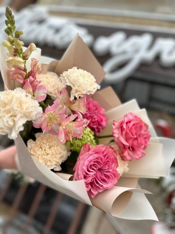 “Цветы для настроения: Бесплатная доставка по Саратову”