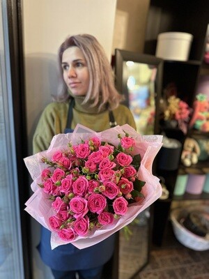 9 кустовых роз “Амур”: свежий и яркий букет с доставкой от магазина “Цветы Луны” в Саратове!