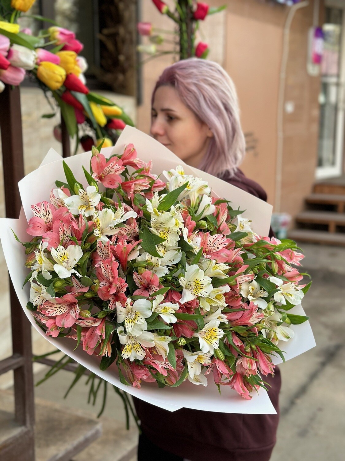 “Букет розовых альстромерий ‘Vasat’ с доставкой по Саратову: романтика и нежность в каждом цветке!”