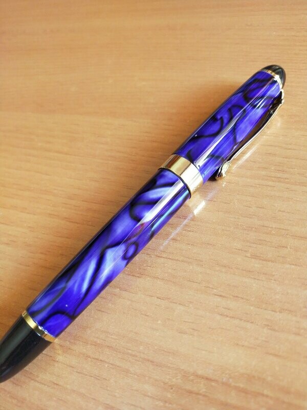 Pluma azul y dorada