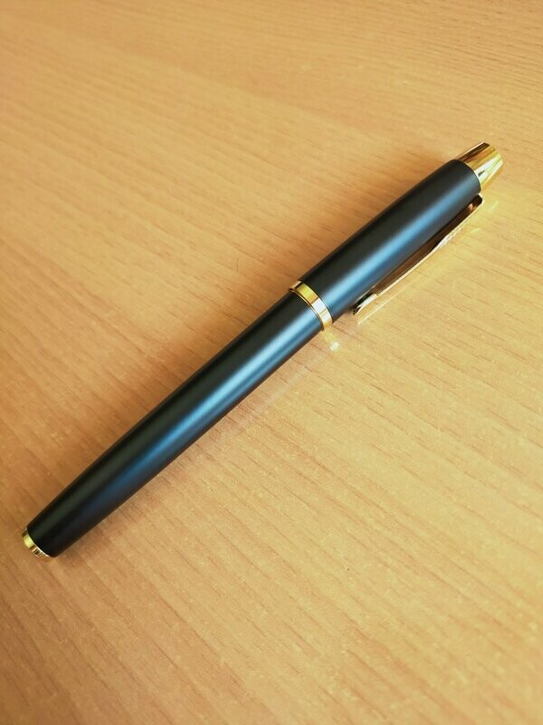 Pluma negra y dorada