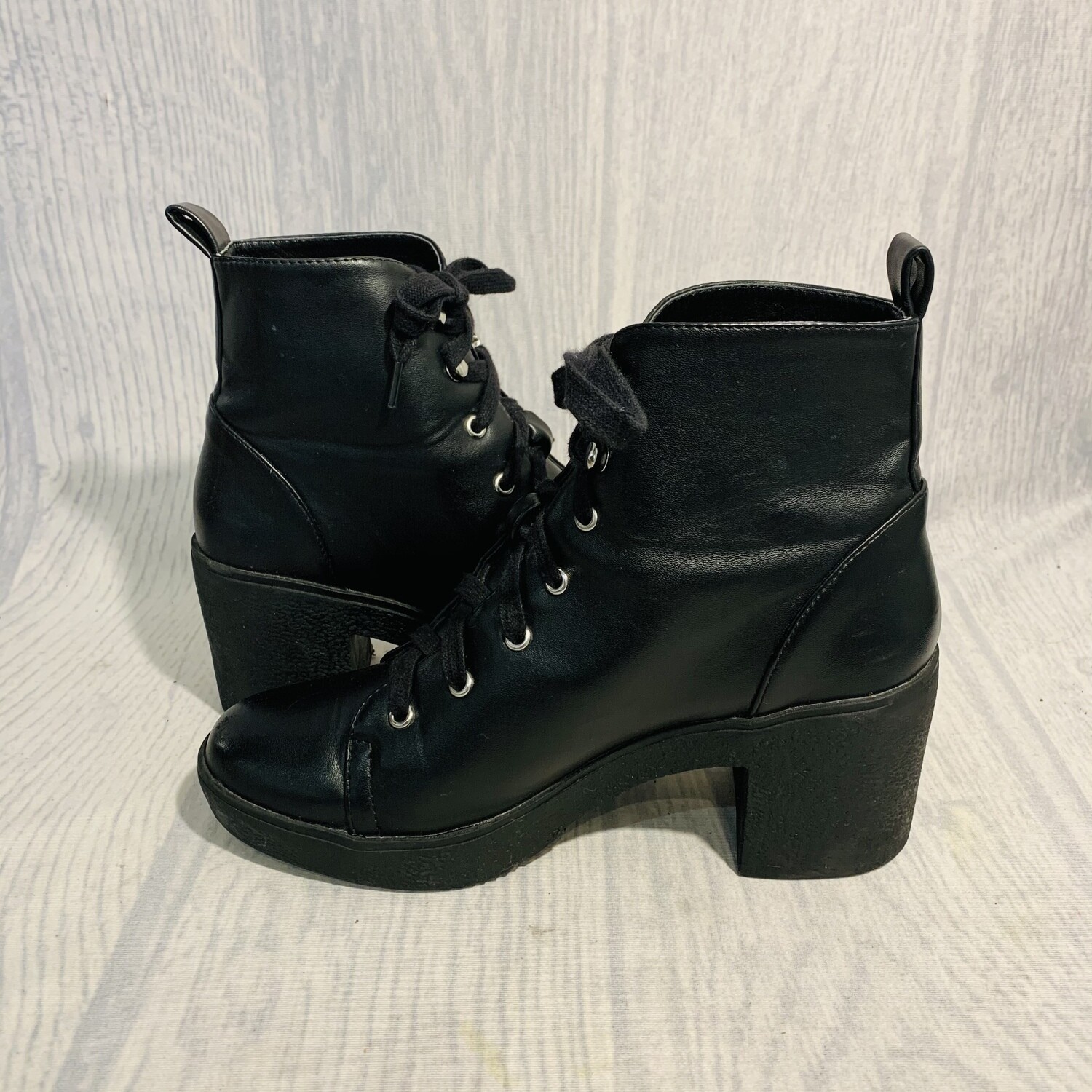 Size 8 Steve Madden Abby Lace-Up Boot Black