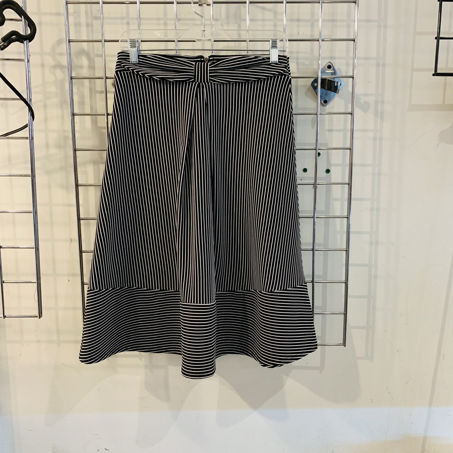 Size Small Alya Midi Skirt Black/White