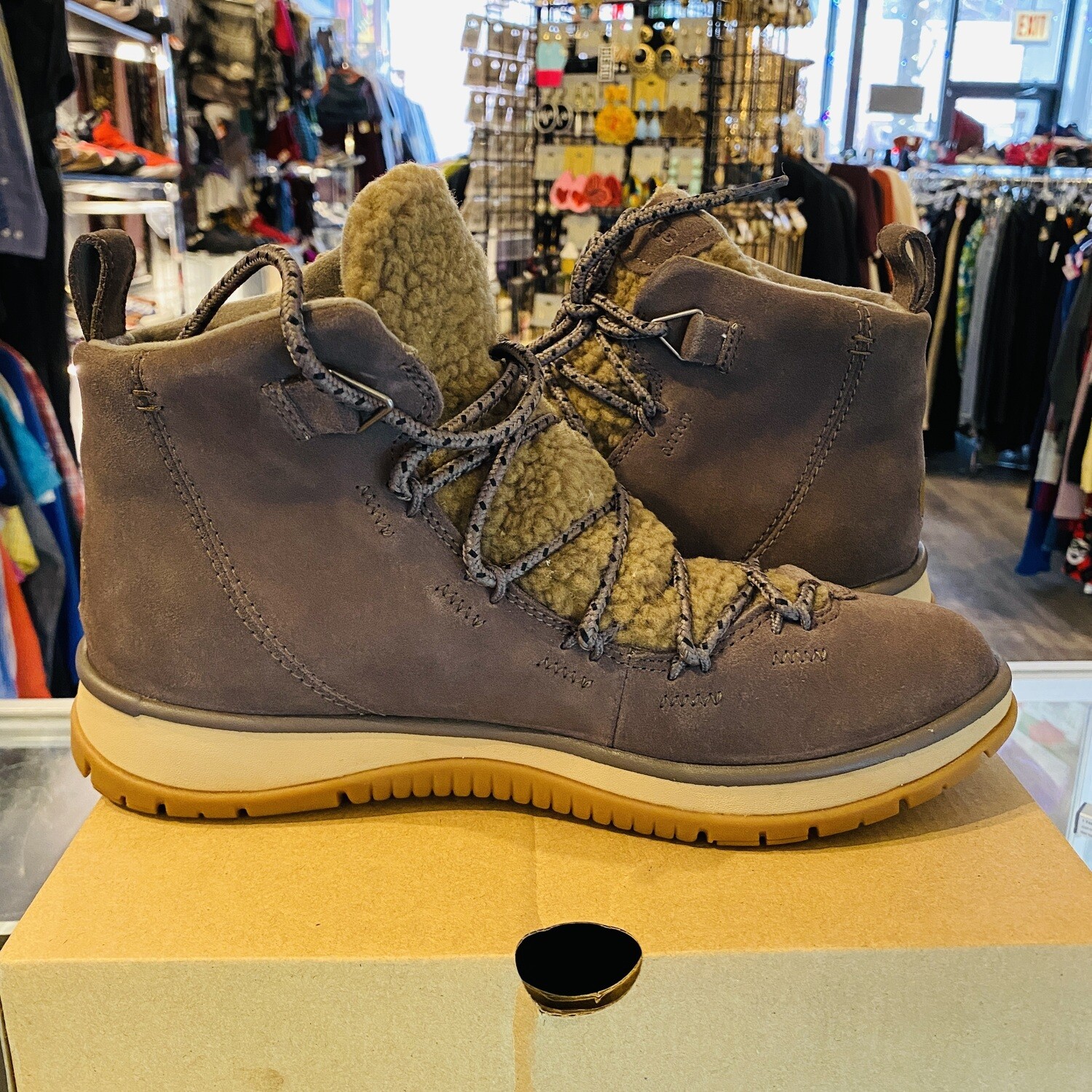 Size 10 UGG Lakesider Heritage Mid Sneaker Boot