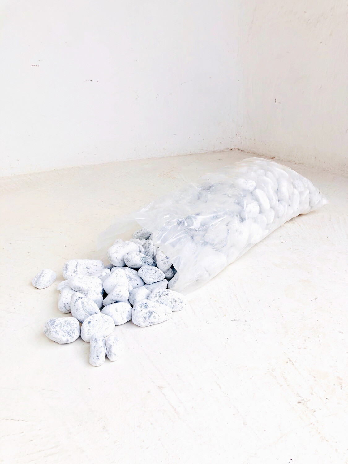 White Pebbles Small 15-20mm 300 x 600mm bags between 18 and 20kg