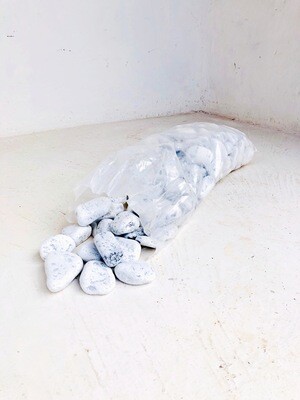 White Pebbles Medium 40-50mm 300 x 600mm bags between 18 and 20kg