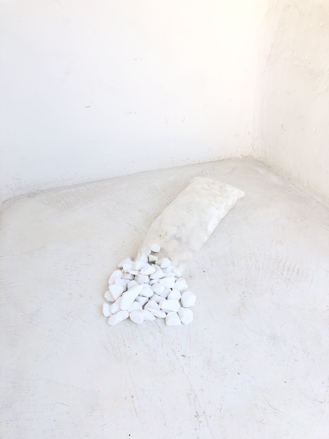 Pure White Pebbles Small 40mm-50mm 300x600mm bags between 15-20kg