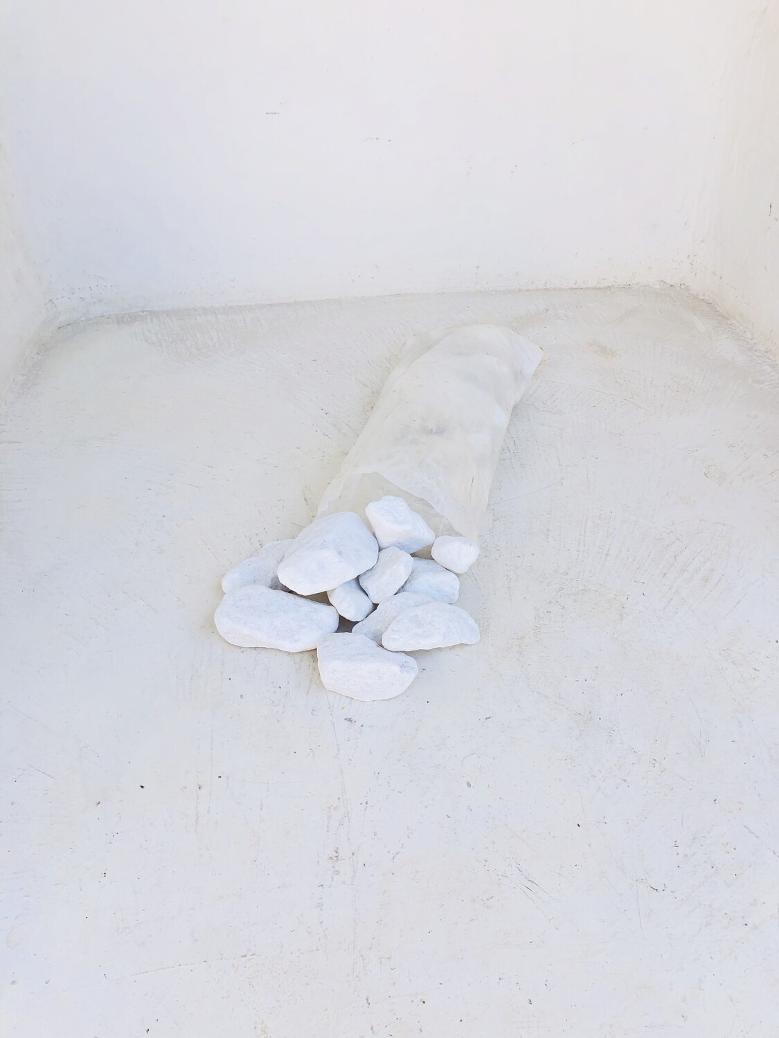Pure White Pebbles Large 80mm-100mm 300x600mm bags weigh between 15-20kg
