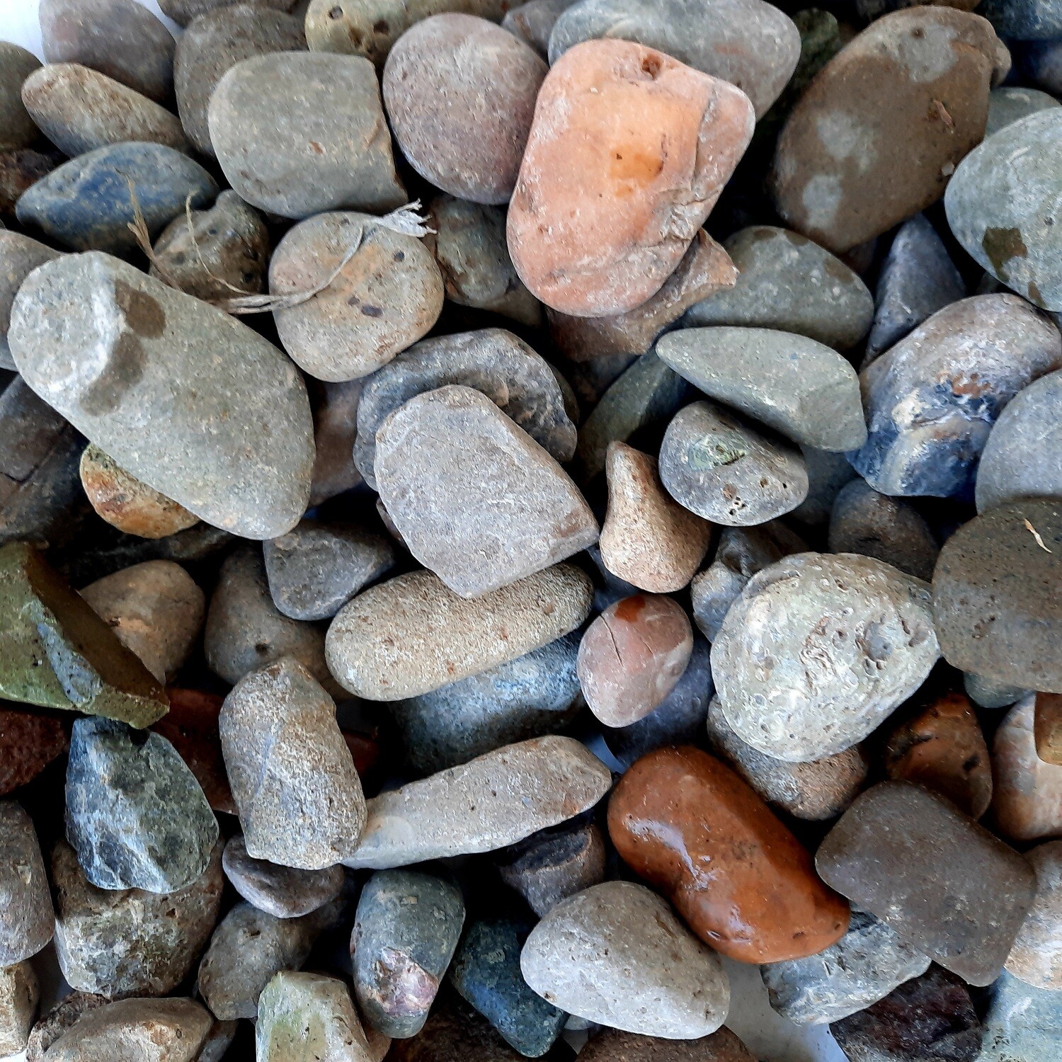 Diamond Mix Pebbles 20-40mm 300x600mm bags between 18 and 20kg