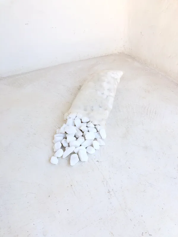 Pure White Pebbles Medium 50mm-60mm 300x600mm bags between 15-20kg