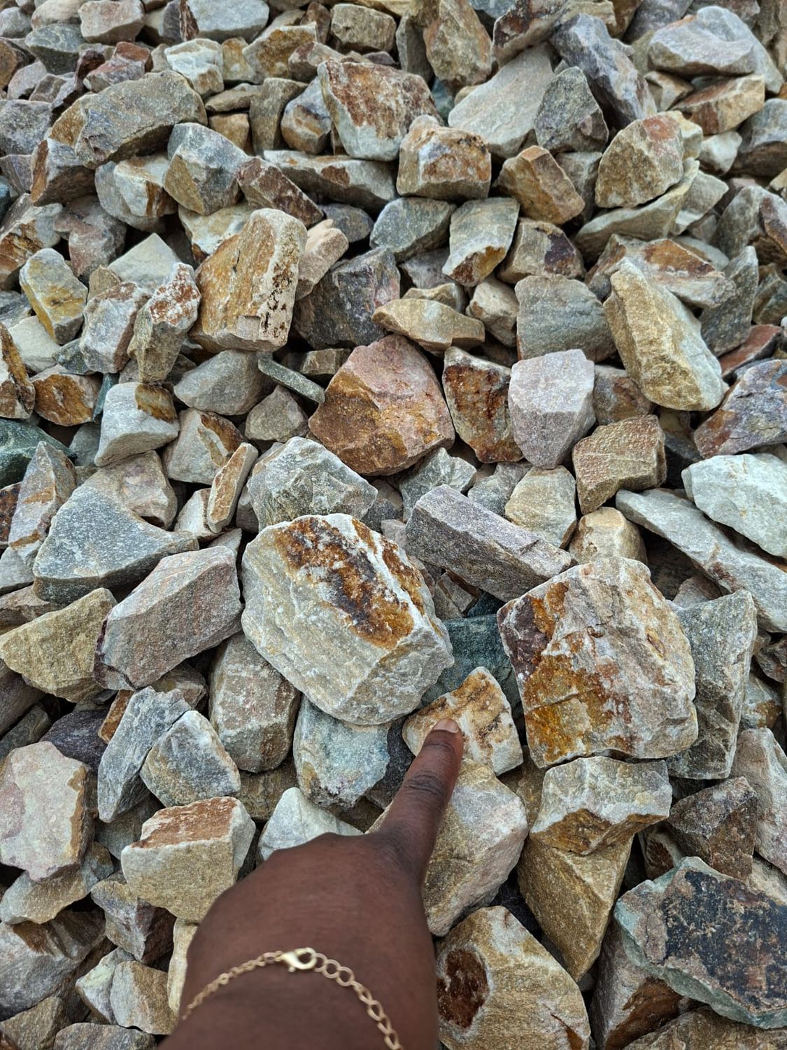 Caramel Mini Dumprock -80 + 40mm 300x600mm bags between 15-20kg