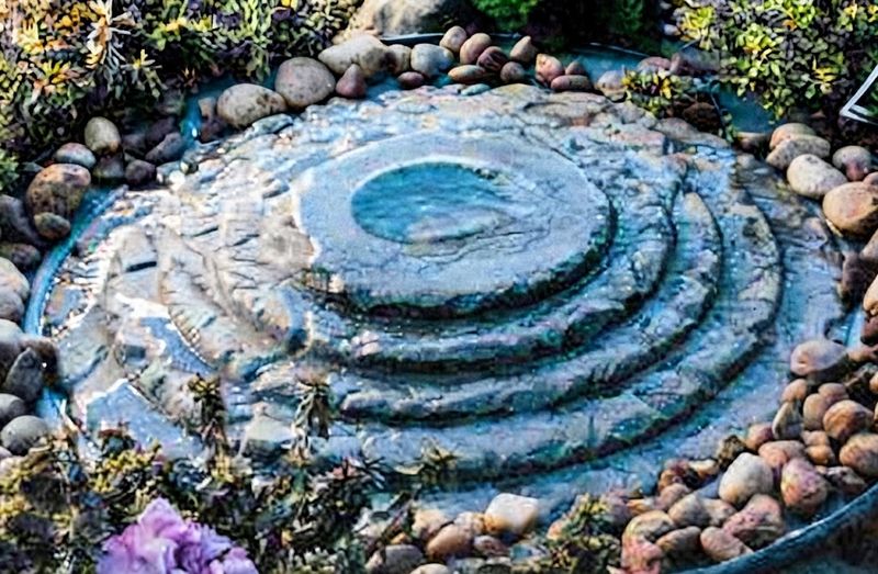 Fibreglass Bubble Rock &amp; Pond Length:910mm Width:910mm Height:280mm