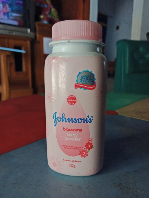 Johnson&#39;s Blossoms Baby Powder