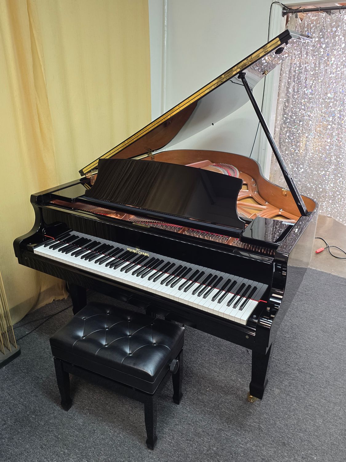 Young Chang Y-185 (6&#39;1&quot;) Grand Piano - One Owner - Immaculate.